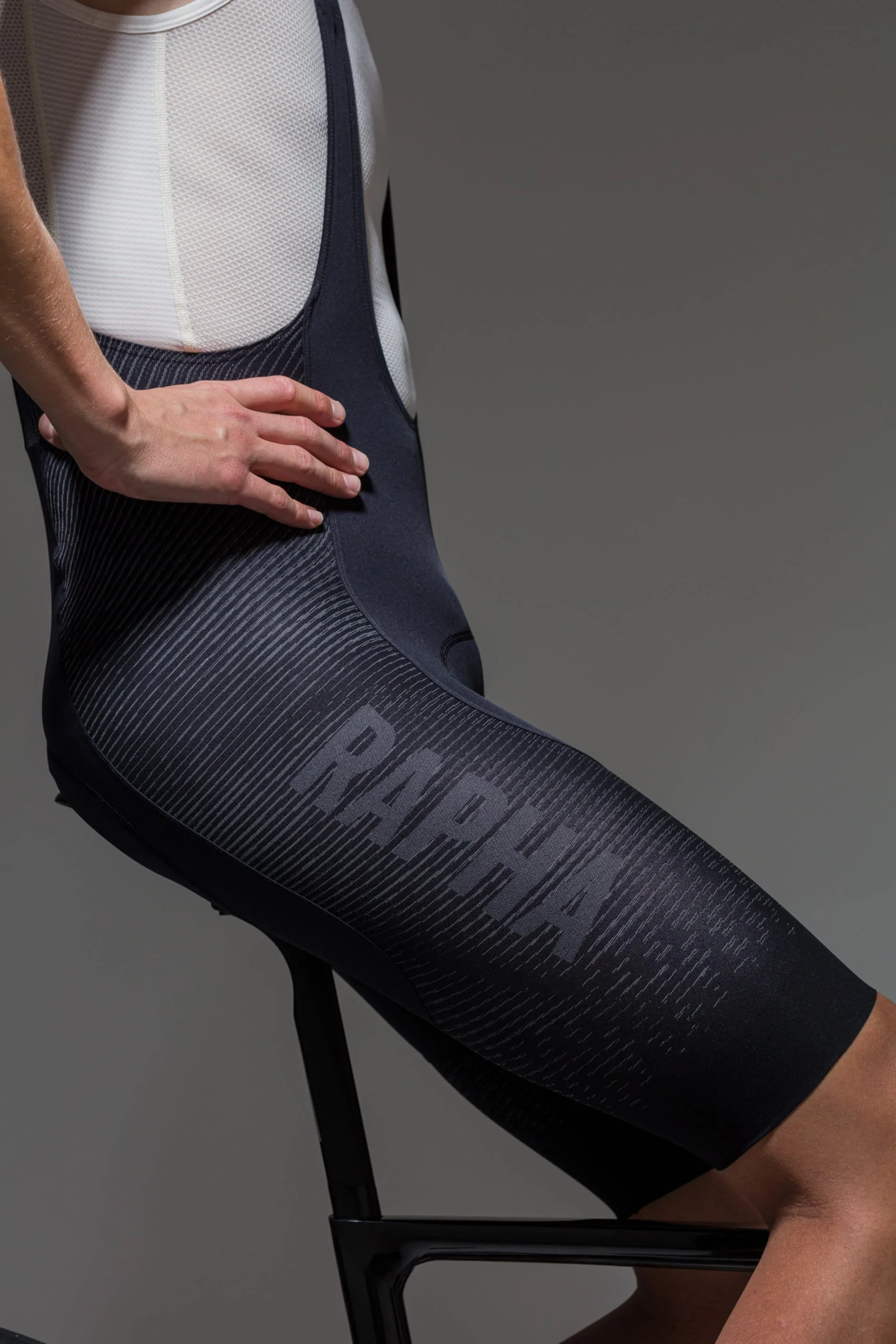 Rapha Pro Team Men's Powerweave Bib Shorts Black/Black - Image 4