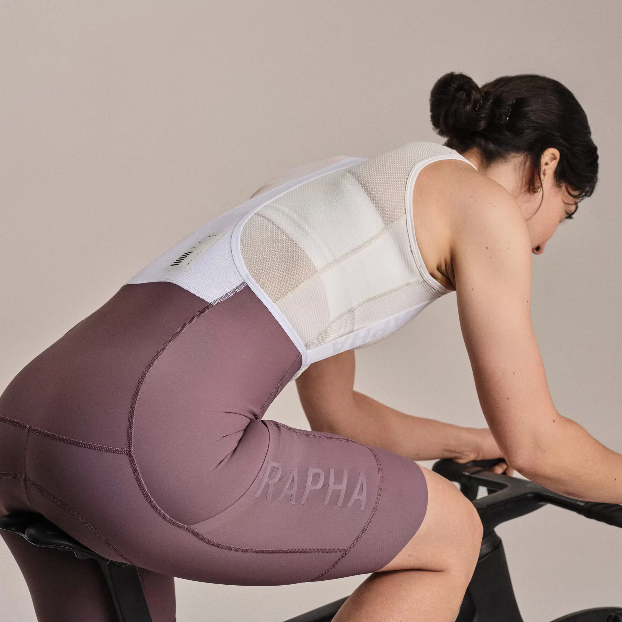 Rapha Women's Pro Team Cargo Bib Shorts Regular Amethyst/White - Image 6